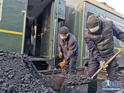 绿皮火车上的“煤工” 每天拎2000多桶煤炭，只为温暖他人的回家路